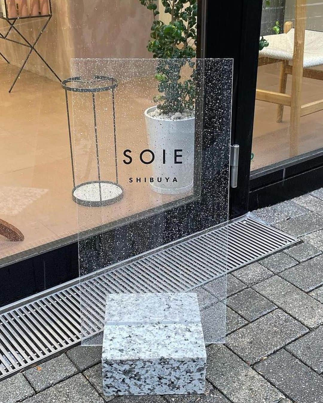 Yanagihara Hirokiのインスタグラム：「７月から sisiから SOIE SHIBUYAに店名が変わりました。 ・ ・ SOIEもSOIE OMOTESANDO になりましたのですよろしくお願い致します。 ・ ・  recruitのお知らせ 2次募集はじまりました。  【2024年度新卒者募集】【中途スタイリスト】 本日〜７月31日必着  ●応募資格 2024年3月に卒業見込者 美容師免許取得予定者 中途スタイリスト  ●面接 1次通過者のみご連絡いたします  ●必要書類 履歴書、全身写真、instagramアカウント名  勤務地 SOIE OMOTESANDO SOIE SHIBUYA  【給与】 基本給 アシスタント　19万円〜(6ヶ月研修期間有) スタイリスト　22万〜（6ヶ月研修期間有）  【手当】 交通費支給15,000円まで 役職手当 技術手当(モデルなど)  【待遇】 健康保険.厚生年金.雇用保険.労災保険 社員旅行 合同技術練習会 全店月2回 アシスタントウィッグ代支給(金額指定有) 撮影指導  【休日】 (月8〜9日、月により変動有) 夏季休暇 冬季休暇  【求める人材】 美容が好き 技術をしっかりと身につけたい 楽しく一緒に働ける  一緒に働ける日をスタッフ一同楽しみにしています！ ※サロン見学は行っておりませんので、ぜひサロンにお客様としてお越しください。  📮書類宛先 〒150-0002 渋谷区渋谷2-2-13 アトラス表参道1階　SOIE SHIBUYA 柳原弘樹宛  #recruit#美容学生#美容師#カット#ボブパーマ」