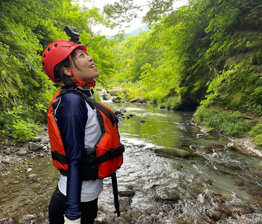 森谷佳奈のインスタグラム：「先日、#キニナルとっとり のロケで大山に行ってきました⛰  大山青年の家では 宿泊だけではなくて 様々な体験プランがあるそうです🥸  今回は夏に人気の谷川探検を体験☺️水も綺麗、緑も青々としていて、すごく癒されますよ〜！  初心者コースを体験させてもらいましたが、水位が腰まであるところや、川の流れが強いところもあって、歩きがいがあります。笑 そこが楽しいんですけどね🤣  夏休みにぴったりなツアーでしたよ😏 詳しくはキニナルとっとりをご覧くださいませ👌  #鳥取県 #大山青年の家 #谷川探検 #アウトドア #アウトドア体験 #川歩き #山陰放送 #bssテレビ」