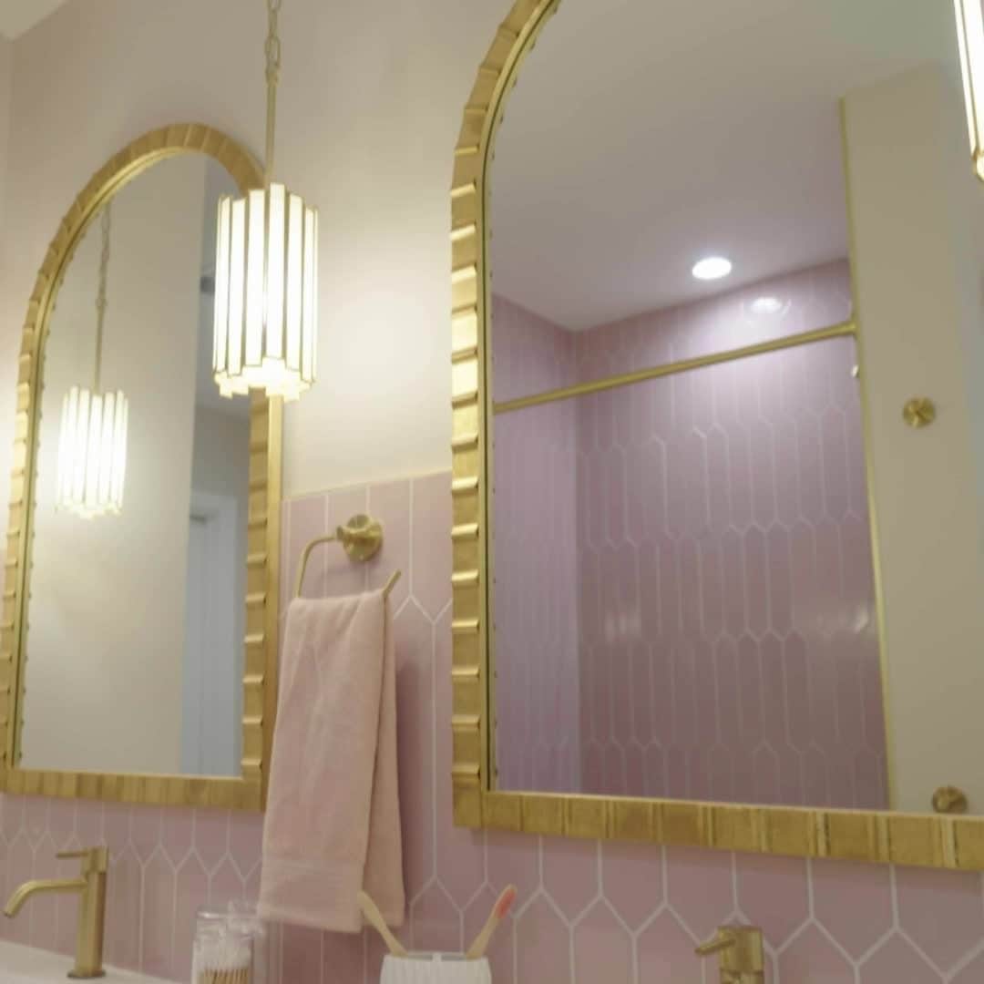 HGTVのインスタグラム：「Talk about a glow up. 🤩 We’re loving the hotel-inspired vibes in this DC home makeover. Get the look in your home with help from @loweshomeimprovement. And see more impactful makeovers as #BuildItForward continues next Saturday at 6|5c. 🛠️」