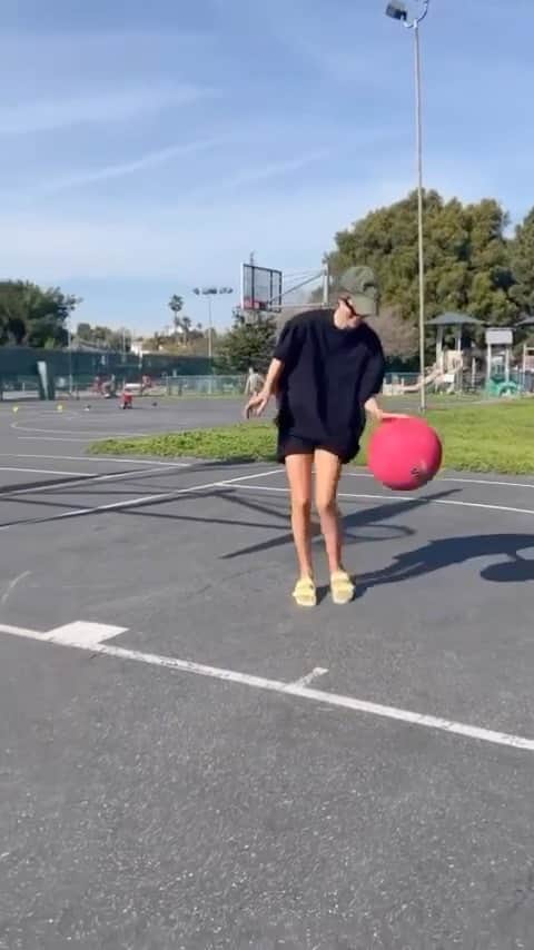 フランク&アイリーンのインスタグラム：「It’s the weekend! Have a ball! #FrankandEileen」