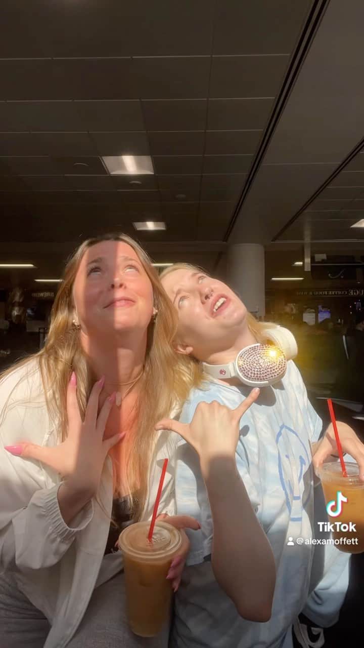Addison Moffettのインスタグラム：「Help me understand how we’re going to make it through 9 days in Vegas together @addykaylee #grounded」