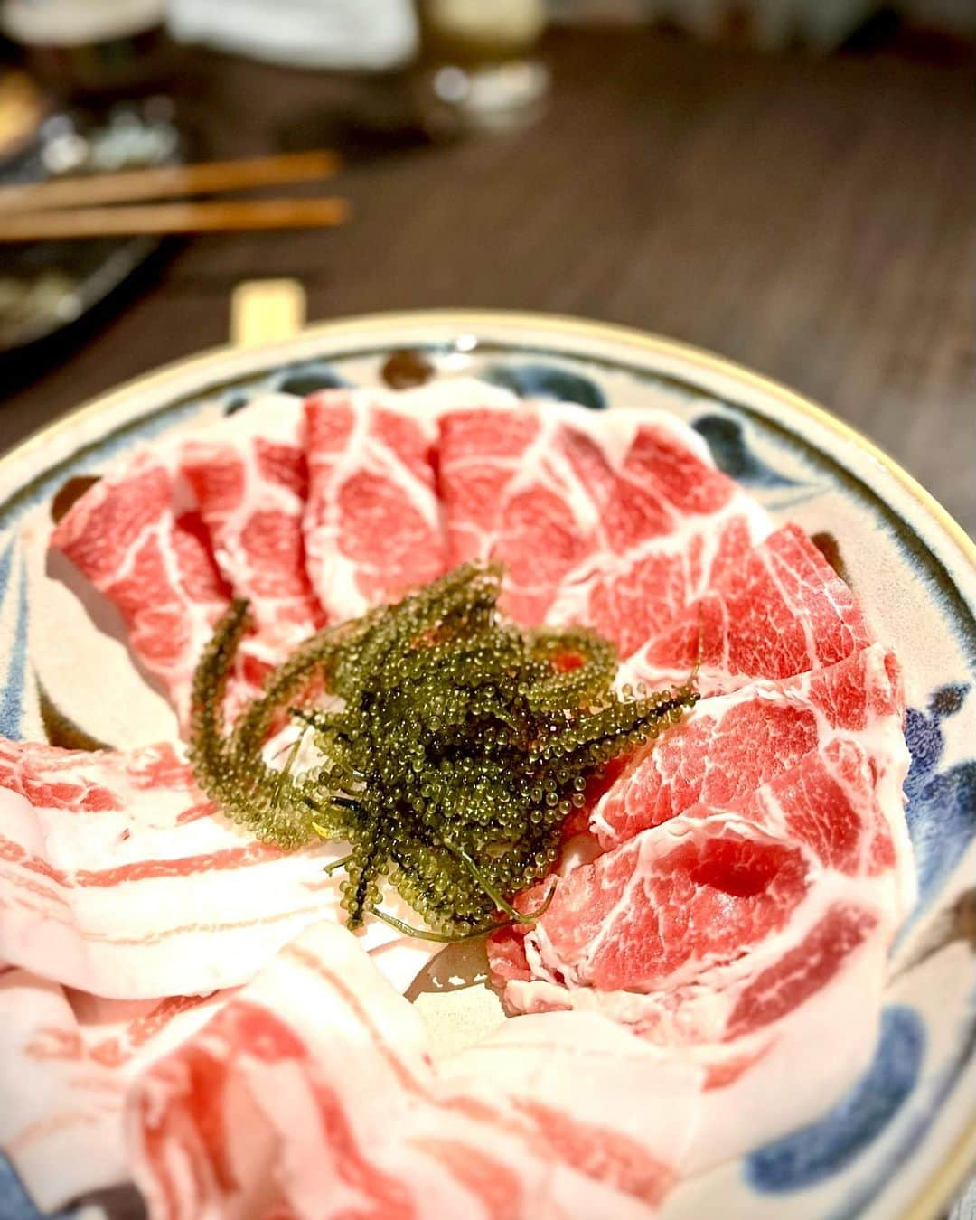 箕輪玖美さんのインスタグラム写真 - (箕輪玖美Instagram)「燦（さん） 別館🥩 ・ ・ 沖縄グルメと言えば、アグー豚のしゃぶしゃぶ✨ 東京からのゲストをお連れして😊 ・ ・ パイナップルで育てたポークは、甘みがあってサッパリ💕 ヤンバル島豚アグーやプレミアムポーク〜としゃぶしゃぶ満喫✨ ・ ・ こちらのポン酢が好き過ぎて、ついつい通ってしまうお店😋 ・ ・ 美味しゅうございました🥰  #沖縄 #松山グルメ #アグー豚 #アグー豚しゃぶしゃぶ #燦別館 #別荘ライフ #南国生活 #2拠点生活 #沖縄最高 #旅ジョ #旅スタグラム #japan #アラフィフ女子 #箕輪玖美」7月2日 8時13分 - kumi.111