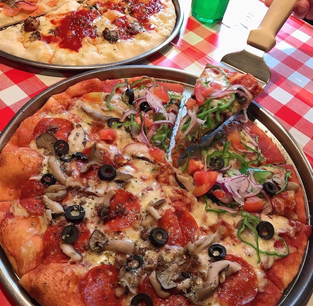 葵さんのインスタグラム写真 - (葵Instagram)「50周年を迎えるシェーキーズへ♡ @shakeys.jp   学生のころよく表参道店に通っていたシェーキーズですが、最近もますますパワーアップしてピザがとても美味しかった☺️  店内で作り立てをブュッフェ台に並べてくれるので 出来立て熱々のピザがおいしい💕しかも食べ放題という 嬉しすぎるサービス💕  期間限定ピザはこちらの4種類！ ・ガーデンベジ ・シーフードアメリカントマトパイ ・サーモンのクリームチーズピザ ・シェーキーズスペシャル 本場のアメリカンピザを再現しているよ！！  サイドメニューのポテトやサラダもおいしくてたくさん食べ過ぎてしまいました😍  デザートピザもあって女子会にもおすすめだよ🍕  #シェーキーズ#シェキる#食べ放題 #ブュッフェ#食べ放題ランチ#渋谷グルメ#東京ランチ#子連れランチ#おすすめランチ#ピザ食べたい#ピザ食べ放題」7月2日 8時16分 - dolphin_coconut