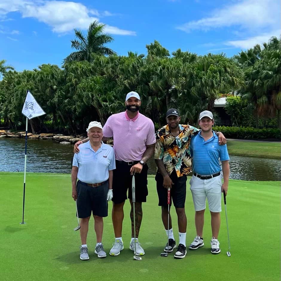 カルロス・ブーザーのインスタグラム：「Nothing Like Great Vibezzzzz With Great People On The Golf Course ⛳️ #holdat」