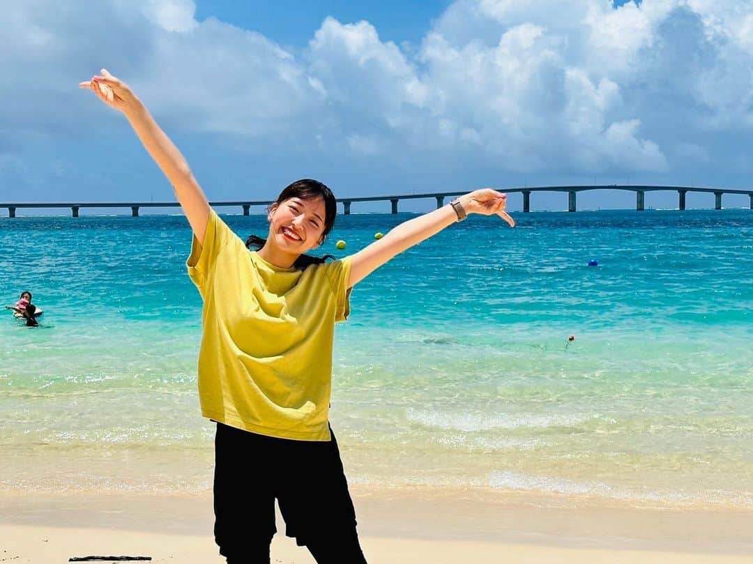 MBSアナウンサー公式のインスタグラム：「🌴 「よんチャンTV」の中継で 初めて沖縄に行った山崎アナ。  「仕事なんで！」と言いながら この笑顔！  どうやら人生初の沖縄の夏を 満喫しているようです。 全く、羨ましい仕事ですね！  #アナウンサー #沖縄中継」