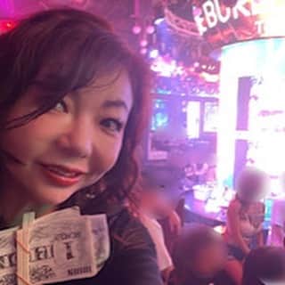 のインスタグラム：「久々に東京バーレスクに行きました❗️ みんなスタイル良いし、ダンスむちゃ上手い❗️ なんでも勉強なるわぁ💕  今日配信のYouTube『モモコ新聞』は、6月の豪雨で新幹線が止まり、東京から大阪まで車で帰った様子です❗️ ホントにドキドキ、ヘトヘトな時間でした😅 配信は19時からです。  #ハイヒールモモコ #👠 #👠🍑 #CHANEL #シャネラー #グルメ #アメブロ  #モモコ新聞 #台風 #豪雨 #車移動 #東京から大阪まで #東京バーレスク #ダンス」