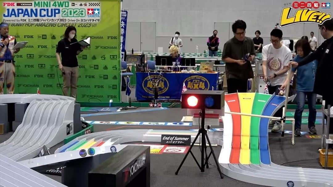 ミニ四駆のインスタグラム：「【ミニ四駆 ジャパンカップ2023 静岡大会 】オープニングセレモニーで行われた試走式の様子です。  さあいよいよ今年のジャパンカップが開幕します。盛り上がっていきましょう!!🏁  YouTubeタミヤチャンネルで 会場よりライブ配信中 https://www.youtube.com/live/5g5Df716xws  #ミニ四駆  #mini4wd  #tamiyamini4wd」