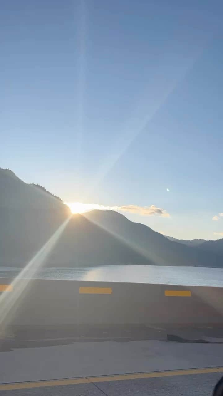 ジョシー・ビセットのインスタグラム：「Shed a little light 🙏 Lovin’ the open road 🙌」