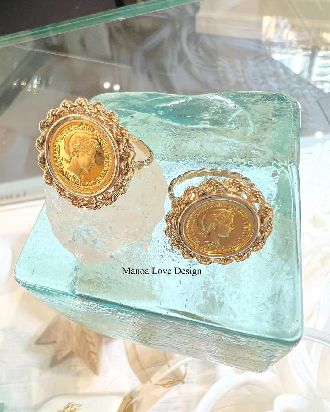 Manoa Love Design Hawaiiのインスタグラム：「24kt custom made Hawaiian ring✨  #manoalovedesign #customjewelry #madeinhawaii #hawaiianjewelry #waikiki#waikikibeach #hawaiivacation #hawaiilife #hawaiitrip #808state #hawaiistagram #hawaiiliving #princesskaiulani #マノアラブデザイン#コインリング #ハワイアンジュエリー #ハワイライフ #ハワイ情報 #ハワイ限定 #ハワイウェディング #ハワイ在住#マノア#ワイキキビーチ#プリンセスカイウラニ」