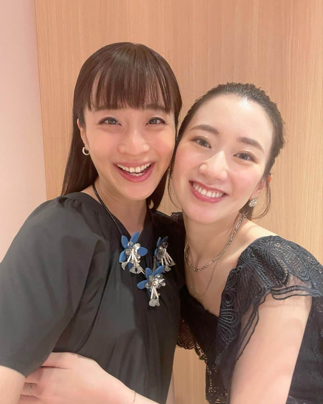 遥羽ららさんのインスタグラム写真 - (遥羽ららInstagram)「.  りらの退団一周年記念トークショーの司会をサプライズでさせて頂きました🎤✨  一部にはりさもサプライズゲストで登場して☺️  同期でのトーク時間はこちらまで楽しませて頂きました！  りら改めて退団一周年おめでとう🎈🥳  #宝塚 #同期 #司会 #チェキ」7月2日 9時34分 - rara_haruha