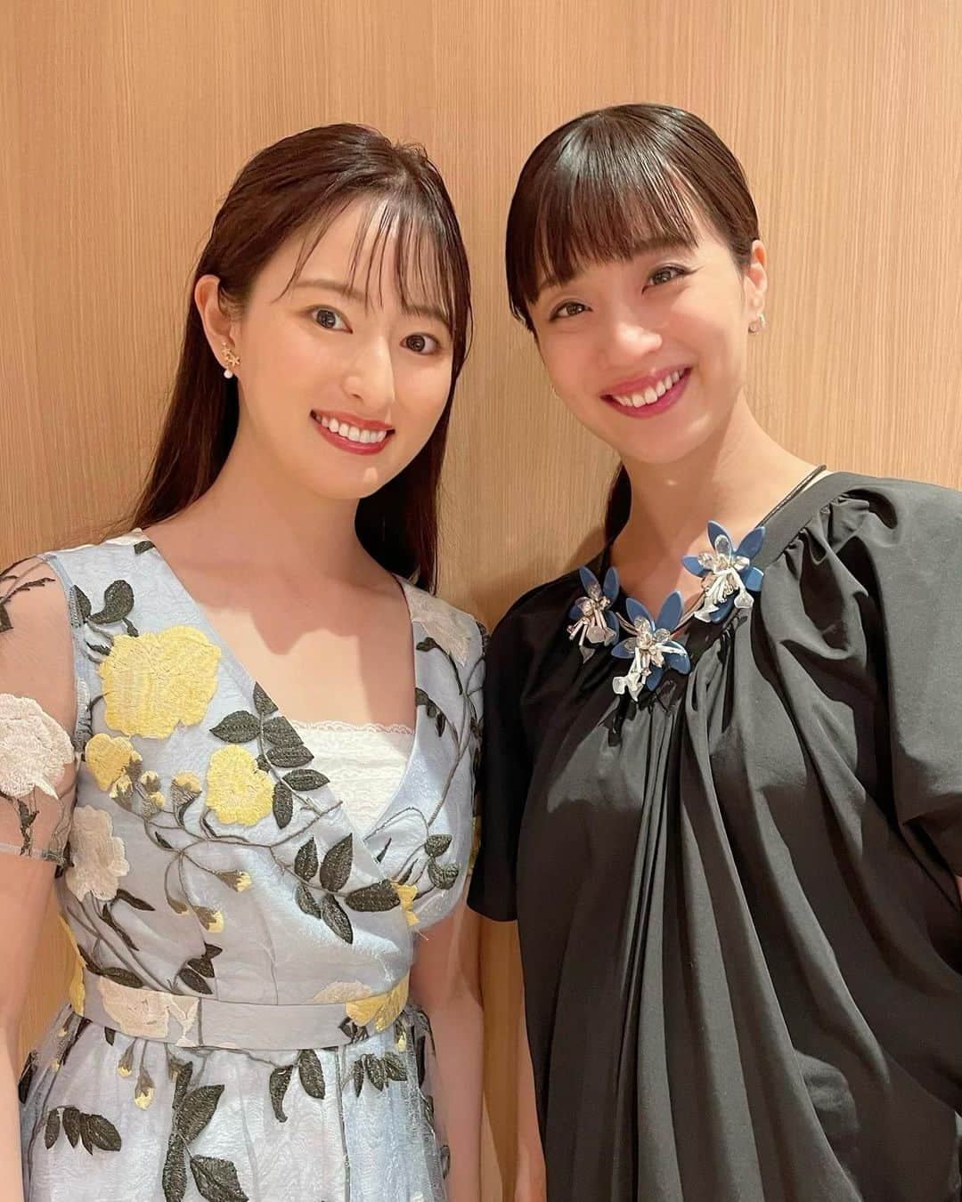 遥羽ららさんのインスタグラム写真 - (遥羽ららInstagram)「.  りらの退団一周年記念トークショーの司会をサプライズでさせて頂きました🎤✨  一部にはりさもサプライズゲストで登場して☺️  同期でのトーク時間はこちらまで楽しませて頂きました！  りら改めて退団一周年おめでとう🎈🥳  #宝塚 #同期 #司会 #チェキ」7月2日 9時34分 - rara_haruha