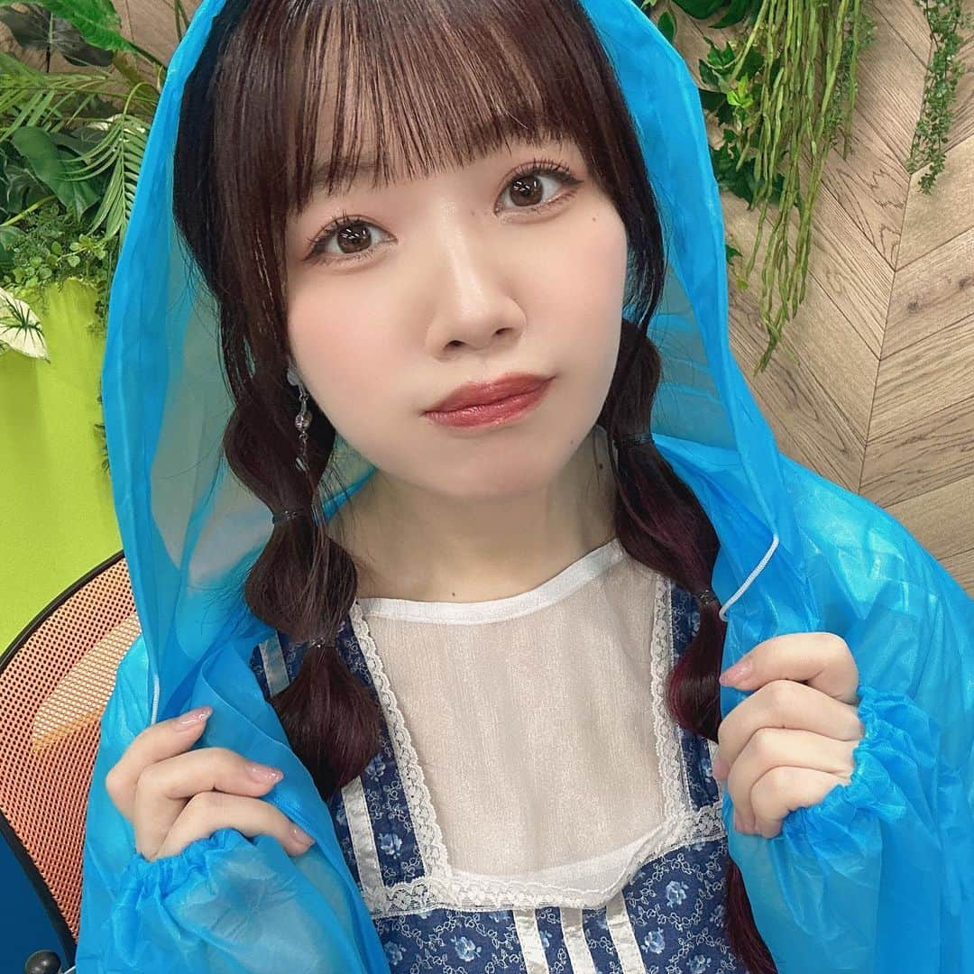 桜野羽咲さんのインスタグラム写真 - (桜野羽咲Instagram)「🌧️ ⁡ ⁡ ⁡ おはうさ！ ⁡ ⁡ 青いレインコートが アニメみたいだった〜(´っ•ω•ｃ`)🩵 ⁡ ぽこぽこした髪型もめずらしいでしょ 雨の日コーディネートでした☔︎ ⁡ ⁡ ⁡ ⁡ ⁡ ⁡ ⁡ ⁡ ⁡ ⁡ #レインコート #雨の日 #雨の日コーデ #古着 #レトロワンピース #チェキ #サイン会 #ヘアアレンジ #簡単ヘアアレンジ #たまねぎヘア #rainyday #japanesegirl #popculture #selfie #instantfilm #hairandmakeup」7月2日 9時31分 - sakuranousa