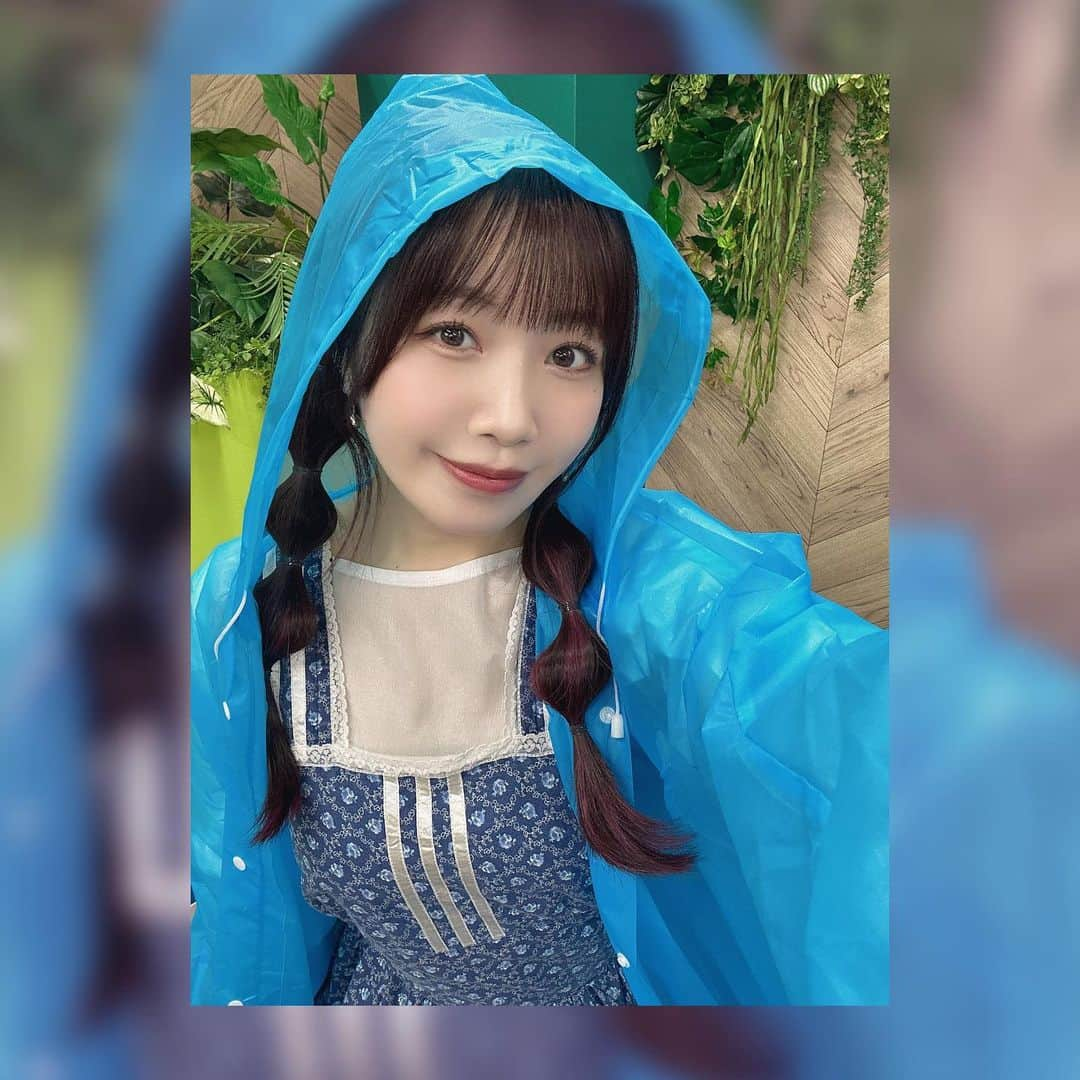 桜野羽咲のインスタグラム：「🌧️ ⁡ ⁡ ⁡ おはうさ！ ⁡ ⁡ 青いレインコートが アニメみたいだった〜(´っ•ω•ｃ`)🩵 ⁡ ぽこぽこした髪型もめずらしいでしょ 雨の日コーディネートでした☔︎ ⁡ ⁡ ⁡ ⁡ ⁡ ⁡ ⁡ ⁡ ⁡ ⁡ #レインコート #雨の日 #雨の日コーデ #古着 #レトロワンピース #チェキ #サイン会 #ヘアアレンジ #簡単ヘアアレンジ #たまねぎヘア #rainyday #japanesegirl #popculture #selfie #instantfilm #hairandmakeup」