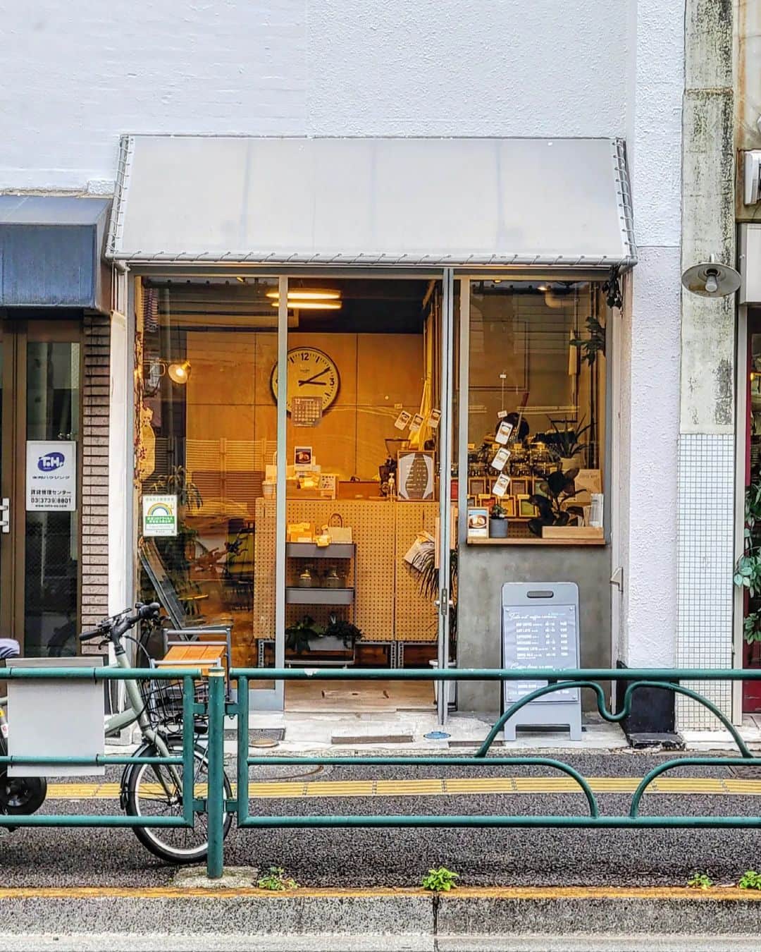 CAFE-STAGRAMMERさんのインスタグラム写真 - (CAFE-STAGRAMMERInstagram)「Good morning, Tokyo in July.  ７月も、おはようございます♪  #上町 #世田谷 #☕ #上町カフェ #世田谷カフェ #kamimachi #setagaya #Adayinthecoffee #cafetyo #tokyocafe #カフェ #cafe #tokyo #咖啡店 #咖啡廳 #咖啡 #카페 #คาเฟ่ #Kafe #coffeeaddict #カフェ部 #cafehopping #coffeelover #discovertokyo #visittokyo #instacoffee #instacafe #東京カフェ部 #sharingaworldofshops」7月2日 9時42分 - cafetyo