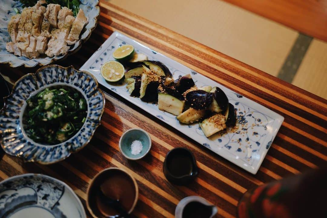 高山都さんのインスタグラム写真 - (高山都Instagram)「韓国料理にしよう！だけ決めてた昨日の晩ごはん。  久々に作った生春巻きは、スーパーで安かったマグロのお刺身をコチュジャン、醤油、はちみつで漬けにして、大葉とホワイトセロリと巻いてます。 タレは、コチュジャン、醤油、お酢、はちみつ、ごま油。  米粉で作るはずが、家に買い置きがなかった…ので、急遽お豆腐、片栗粉、卵、鶏がらスープの素で生地を作ったら外はパリッとモチモチふわん。 冷凍してあった牡蠣を酒煎りして、汁ごと生地に入れたら旨みがすごくて、これは感動レベル。 お豆腐ベースの生地だからお腹にも軽くて良い。  あとは…蒸し鶏とクレソン、水茄子のサラダ、モロヘイヤとオクラの梅酢おひたし、母から届いたキムチ盛り合わせ。  キムチがあるので、全体の味付けをいつもよりも優しめに。 そうすると、とても味のバランスが良くなる。 ごま油、ポン酢、塩をお好みで鶏肉やチヂミにつけたりして、各々の好みで。  昨日、買ったばかりの器がとても気に入ってる。 江戸時代後期の古い古いものや、多治見の作家さんのもの。 神泉の @marukaku_nanpei で。 同じ青でも色の深みが違って、味わいも違って、それをお料理と合わせてテーブルで混ぜて使うのが楽しい。 特に夏は、目から清涼感もあってよろし。  #みやれゴハン #おうちごはん #晩酌」7月2日 9時39分 - miyare38