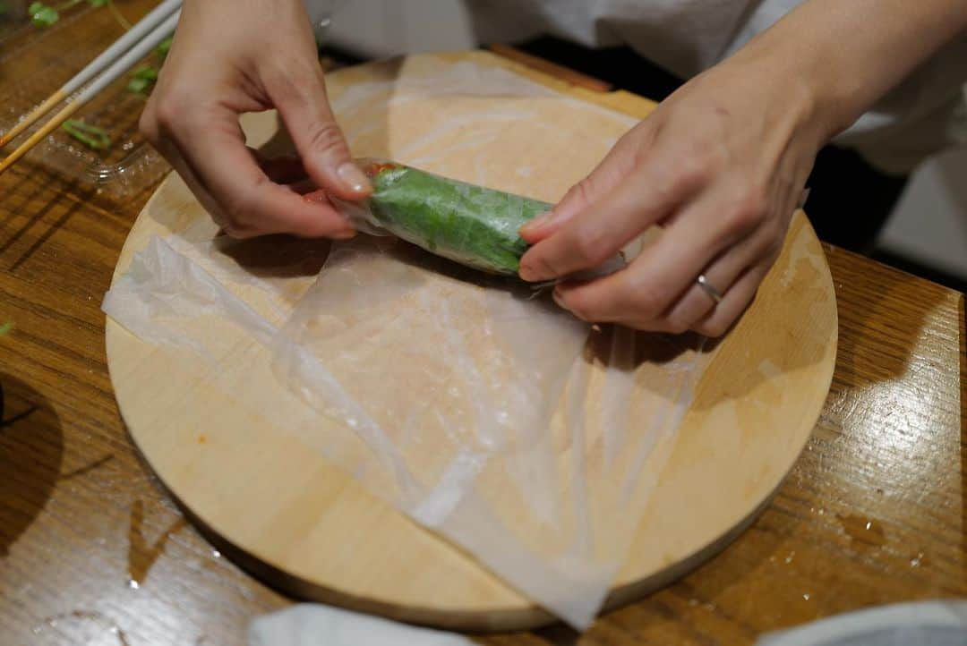 高山都さんのインスタグラム写真 - (高山都Instagram)「韓国料理にしよう！だけ決めてた昨日の晩ごはん。  久々に作った生春巻きは、スーパーで安かったマグロのお刺身をコチュジャン、醤油、はちみつで漬けにして、大葉とホワイトセロリと巻いてます。 タレは、コチュジャン、醤油、お酢、はちみつ、ごま油。  米粉で作るはずが、家に買い置きがなかった…ので、急遽お豆腐、片栗粉、卵、鶏がらスープの素で生地を作ったら外はパリッとモチモチふわん。 冷凍してあった牡蠣を酒煎りして、汁ごと生地に入れたら旨みがすごくて、これは感動レベル。 お豆腐ベースの生地だからお腹にも軽くて良い。  あとは…蒸し鶏とクレソン、水茄子のサラダ、モロヘイヤとオクラの梅酢おひたし、母から届いたキムチ盛り合わせ。  キムチがあるので、全体の味付けをいつもよりも優しめに。 そうすると、とても味のバランスが良くなる。 ごま油、ポン酢、塩をお好みで鶏肉やチヂミにつけたりして、各々の好みで。  昨日、買ったばかりの器がとても気に入ってる。 江戸時代後期の古い古いものや、多治見の作家さんのもの。 神泉の @marukaku_nanpei で。 同じ青でも色の深みが違って、味わいも違って、それをお料理と合わせてテーブルで混ぜて使うのが楽しい。 特に夏は、目から清涼感もあってよろし。  #みやれゴハン #おうちごはん #晩酌」7月2日 9時39分 - miyare38