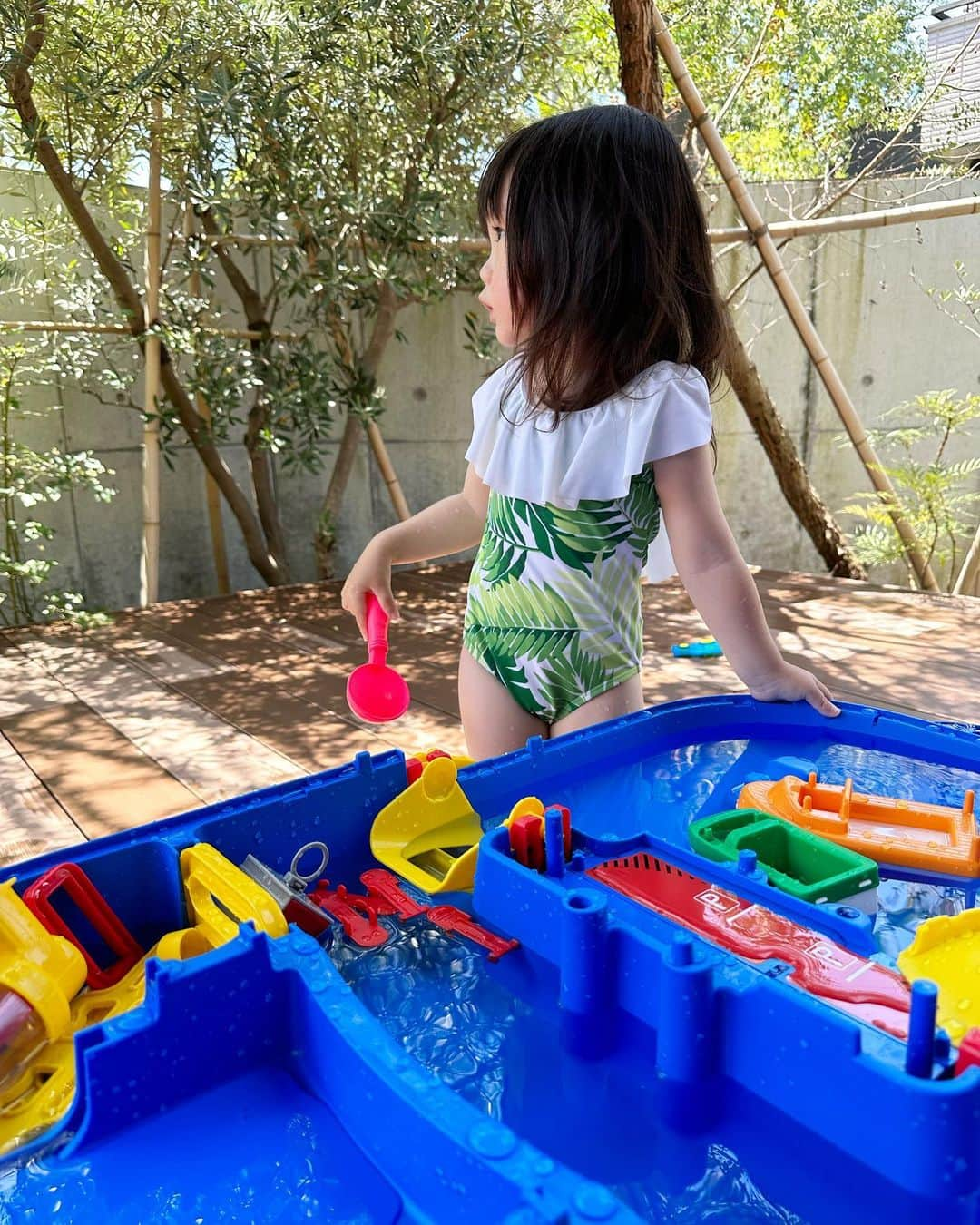 杉山愛のインスタグラム：「最高のお水遊び日和💦 お誕生日プレゼントを早めに開けて遊んだよ😆 楽しいね🥰  #水遊び #日和 #おうちでお水遊び #もうすぐ #2歳 #お誕生日 #待ち遠しい」