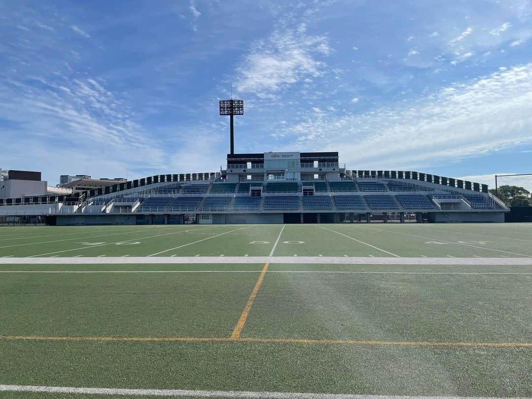 新井利佳のインスタグラム：「本日朝早くから Morning Yogaご参加頂き ありがとうございました🌞🙏🏻😌🏟️  外は気持ち良いくらいの晴れだったのですが  あまりにも晴れていましたので アップフィールドに場所を移して 開催させて頂きました🧘  アップフィールドは 心地良い風が吹き これはこれでとても気持ちよく動け 最後のシャヴァーサナまで心地良く過ごすことが出来ました😌  参加者の皆さんもアップフィールドでのヨガが気持ちよかったと、ほとんどの方がしばらくその場で余韻を感じていました。  夏場もアップフィールドで開催してほしいとの声をいくつも頂いています☺️  8月、9月、10月の開催日程をお話しさせて頂いている所なので  また開催決まりましたら お知らせさせて頂きますね📢  春から夏までMorning Yogaにご参加頂いた皆様 スタッフの皆様 本当にありがとうございました🙏🏻 また、よろしくお願い致します。  皆様良い1日をお過ごしください☺️  #朝ヨガ #朝活 #外ヨガ #青空ヨガ #morningyoga   #yoga #outsideyoga #yogapractice #bluesky #relaxtime #瑜伽課 #晴天 #瑜伽班 #紓解壓力 #放鬆心情 #ヨガクラス #青空ヨガ #スタジアムヨガ #morningyoga #朝ヨガ #富士通スタジアム川崎 #リラックスヨガ #川崎市」