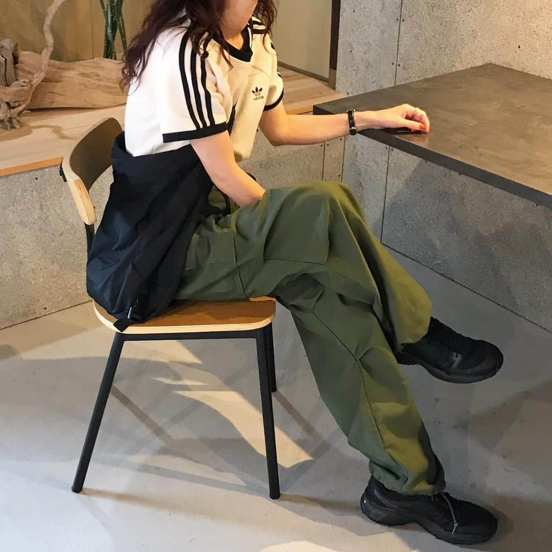 kumikaさんのインスタグラム写真 - (kumikaInstagram)「お気に入りのadidasワッフルT❤️軍パン合わせ🥰  ショルダーバッグは、　@nugu_klee のnew✨✨ ビッグクロスバッグ/black  明日までノベルティ付きの15%offやってます💕 . . . . tops#adidas#adidas3stripes pants#used#m65 bag @nugu_klee  shoes#salomon . . . . #夏コーデ#古着コーデ#古着女子#vintage #軍パン#軍物#カーゴパンツ#カーゴパンツコーデ#adidasoriginals #アディダス#アディダスtシャツ #ショルダーバッグコーデ#サロモン#パーマヘア #tbt#ootd#instafashion#outfit#ママコーデ#古着好きな人と繋がりたい」7月2日 9時47分 - kumika_iiio2