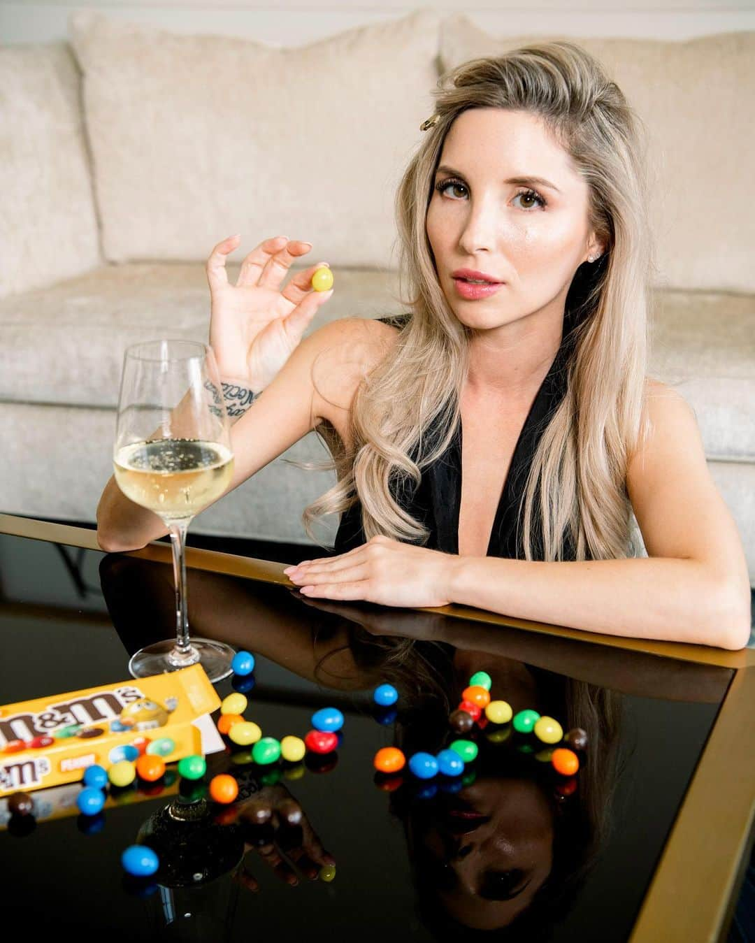 パイパー・ペリのインスタグラム：「Who else enjoys peanut @mmschocolate ? 🙈   Makeup: @maryzavaglia.beauty  Photographer: @angiesilvy」