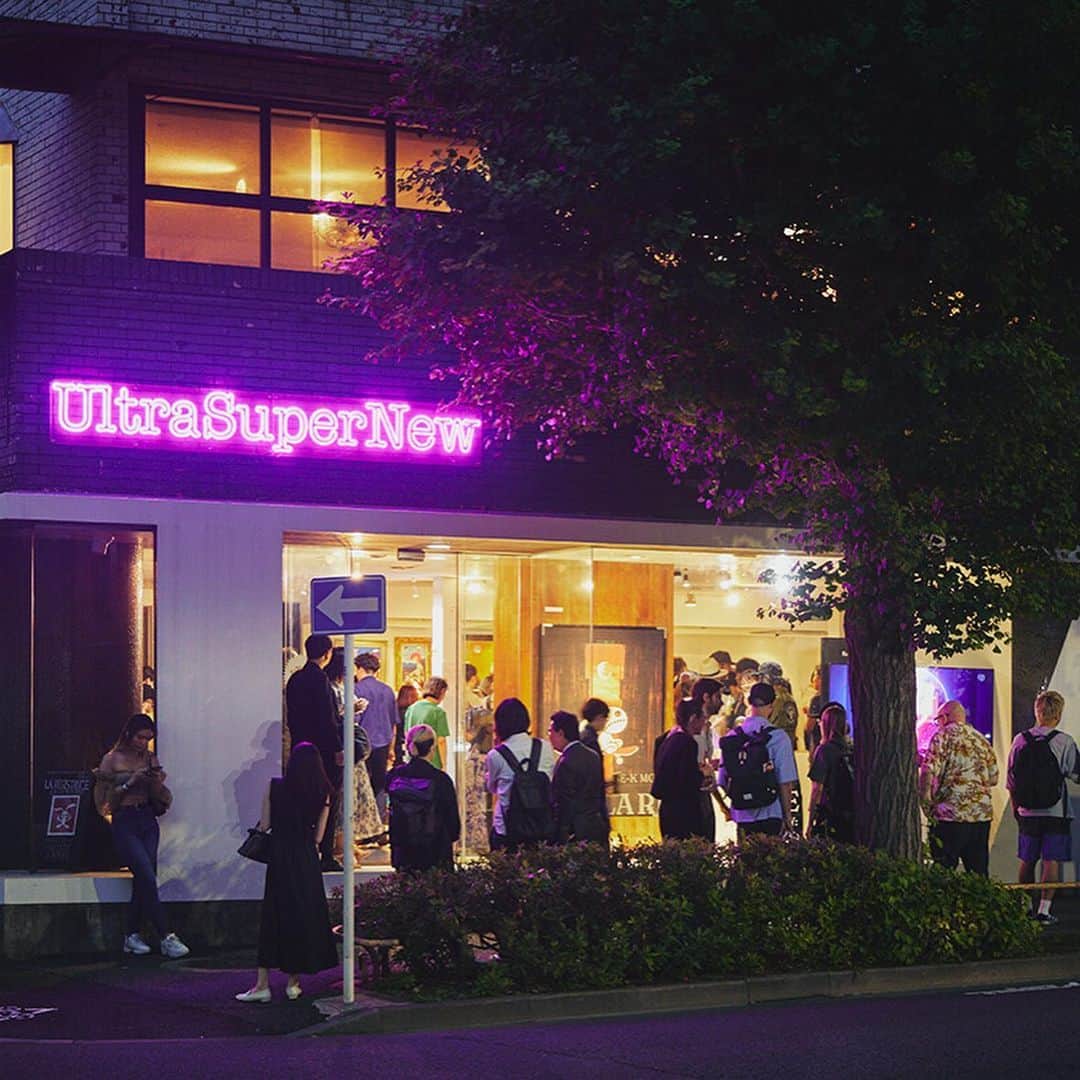 のインスタグラム：「原宿を歩いていたら、「ウルトラスーパーニュー（UltraSuperNew）」という謎のサインを見つけた。 直訳すると、“めちゃくちゃ新しい”的なニュアンス。 人だかりのあるここは、一体なんなんだろう？ 聞けば、シンガポールや台湾にも拠点があるらしい。 そんな気になるあれこれを探ってきました。  詳しくは @houyhnhnm_official のリンクからご覧ください。  #ultrasupernew #ultrasupernewgallery #ウルトラスーパーニュー #ウルトラスーパーニューギャラリー」