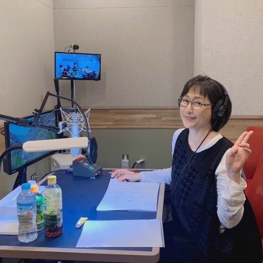 のインスタグラム：「ナレーション🎙️ のお仕事をしつつ やっぱり声の出し方をもっと勉強したいな、と ボイトレしよう やりたい事が沢山です❣️  #ナレーション #やりたいことリスト  #お仕事 #挑戦」