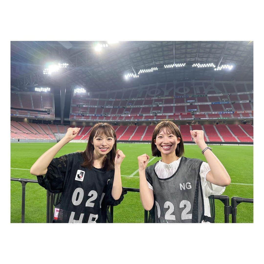 のインスタグラム：「昨日は#dazn #jleague のリポーターを担当⚽️🎤 #名古屋グランパス vs #川崎フロンターレ 戦でした🙇‍♀️✨  雨や蒸し暑さの中、心がグッと熱くなるゲームをしてくださる監督や選手、クラブスタッフ🔥  それを後押しする、サポーターの皆様📣 昨日も両クラブのチャントが スタジアムに大きく大きく響きわたっていました😭✨  この仕事をさせて頂くたびに、 サッカーって凄い…と感動しています。  名古屋はホームで5連勝！ #中谷進之介 選手J1通算250試合出場おめでとうございます！！ #キャスパーユンカー 選手はキャリアハイの10得点！ #和泉竜司 選手と#永井謙佑 選手のワンツーかっこよすぎます。  そして川崎！ 神奈川出身の私はずっと見ていたクラブの一つ。 テレビの前で何度も何度も見てきた、 あの鬼木監督にインタビューさせて頂けて心から幸せでした！！ これからもずっと応援しています。  私はもっともっとサッカーを学んで、頑張らなくては…🙇‍♀️  思いが止まらず長くなりましたーーー！笑 赤木アナもJリーグ研修中🤭 デビューをお楽しみに☺️🧡」