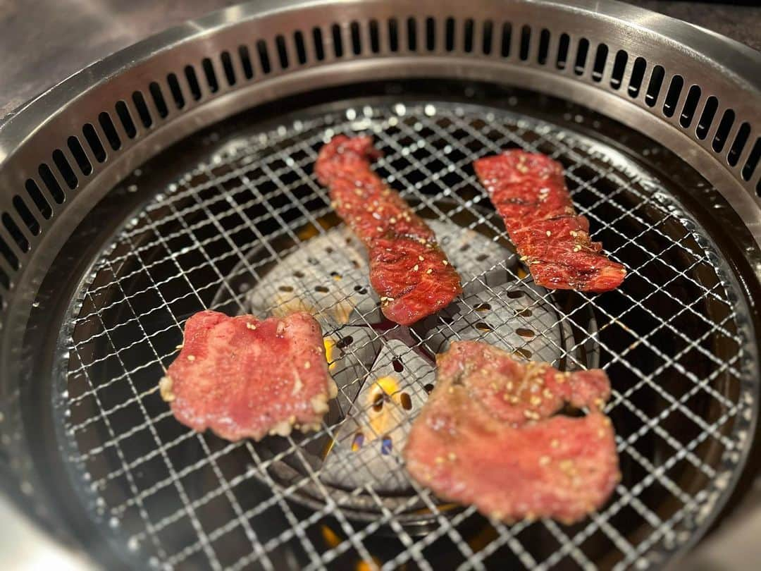 池永百合さんのインスタグラム写真 - (池永百合Instagram)「昨日は、ハマスタ前に【焼肉ケナリ】さんで焼肉ランチ🍴  焼肉大好きでよく行くのですが、 冷凍の味がしたり生臭いお肉ってたまにあるよね🥺 ケナリさんのお肉は、お肉も柔らかくて本当に美味しかった〜！！  私はタンとろ御前、友人が和牛ハラミ御前を頼んで　お肉シェアしながら食べたよ〜❣️  タンとろには、お肉、ご飯、サラダ、とろろ、ワカメスープがついててボリュームたっぷり✨✨ ランチだとお得に食べられますよ🫶  他にもメニューが豊富で、ユッケジャンラーメンやユッケビビンバも気になった❤️  赤坂見附周辺に行く機会があれば、ぜひ寄ってみてください🍴  PR @kenari.akasaka  📍 東京都港区赤坂4-1-2シントミ赤坂一ツ木ビル2F　焼肉ケナリ （赤坂見附駅から徒歩5分くらい）  #赤坂グルメ #高級焼肉 #ケナリ #焼肉ケナリ #赤坂ランチ #赤坂焼肉 #赤坂韓国料理 #赤坂焼肉ランチ」7月2日 10時07分 - ikenaga_yuri