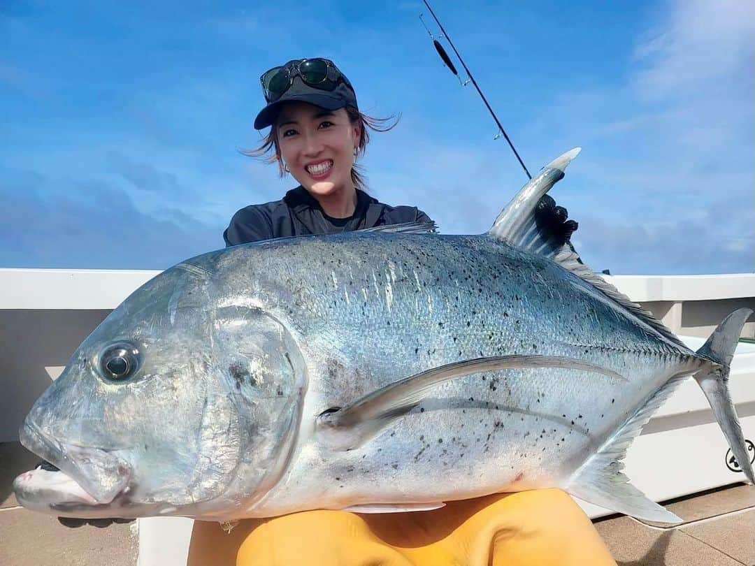 岡田万里奈さんのインスタグラム写真 - (岡田万里奈Instagram)「. . . ついに！！！！ . 過去5回のボウズを経て、 約一年以上ぶりにGTを釣ることができました！ . しかも今回は、まさかの3キャッチ😭 . 一年間、悔しい思いを繰り返してきたので、 本当に本当に幸せな瞬間でした！ . サポートしてくださった皆さまに ただただ感謝です。。泣 . 今年の目標は30kgオーバーと GTコンテストの表彰台にのぼることなので、まだまだ頑張ります！ . YouTubeも撮ってきたので、 公開したらぜひ観てくださいね！ . . . #GT #ロウニンアジ  #GTフィッシング #GTキャスティング #奄美大島 #トカラ列島 #ビッグディッパー #bigdipper #ビッグゲーム #キャスティング #gianttrevally #gianttrevallyfishing  #fishinglife #fishing #fishingtime  #ladyangler #ladyanglers  #fishtrippersvillage #shimanofishing」7月2日 10時11分 - lovendor_okamari