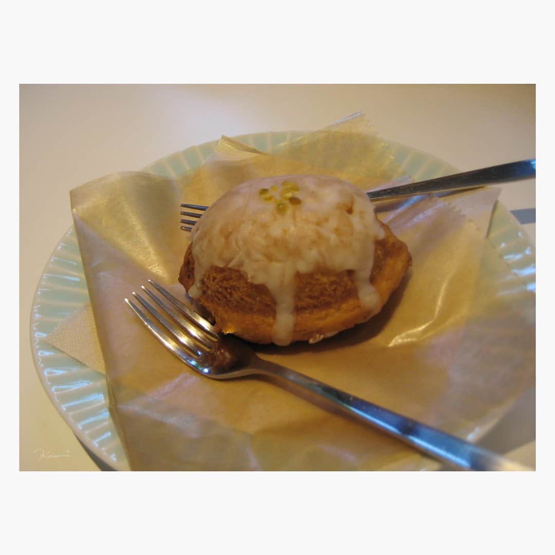 花澄さんのインスタグラム写真 - (花澄Instagram)「朝カフェ。 うれしそう。 米粉のレモンケーキを半分こ。 今日はトウチャンの誕生日。 なんだかんだでトウチャンの誕生日は 一緒にいることが多い気がする。 生きてたら68歳。  Leica M10-P summilux 35mm f1.4 2nd  #leica#leicam10p#summilux#summilux35#summilux35mm2nd#oldlens#オールドレンズ#tokyo#japan#oldlens_tokyo#花澄#kazumiphotography##ixydigital10#オールドコンデジ」7月2日 10時15分 - textisan