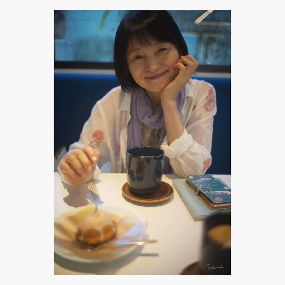 のインスタグラム：「朝カフェ。 うれしそう。 米粉のレモンケーキを半分こ。 今日はトウチャンの誕生日。 なんだかんだでトウチャンの誕生日は 一緒にいることが多い気がする。 生きてたら68歳。  Leica M10-P summilux 35mm f1.4 2nd  #leica#leicam10p#summilux#summilux35#summilux35mm2nd#oldlens#オールドレンズ#tokyo#japan#oldlens_tokyo#花澄#kazumiphotography##ixydigital10#オールドコンデジ」