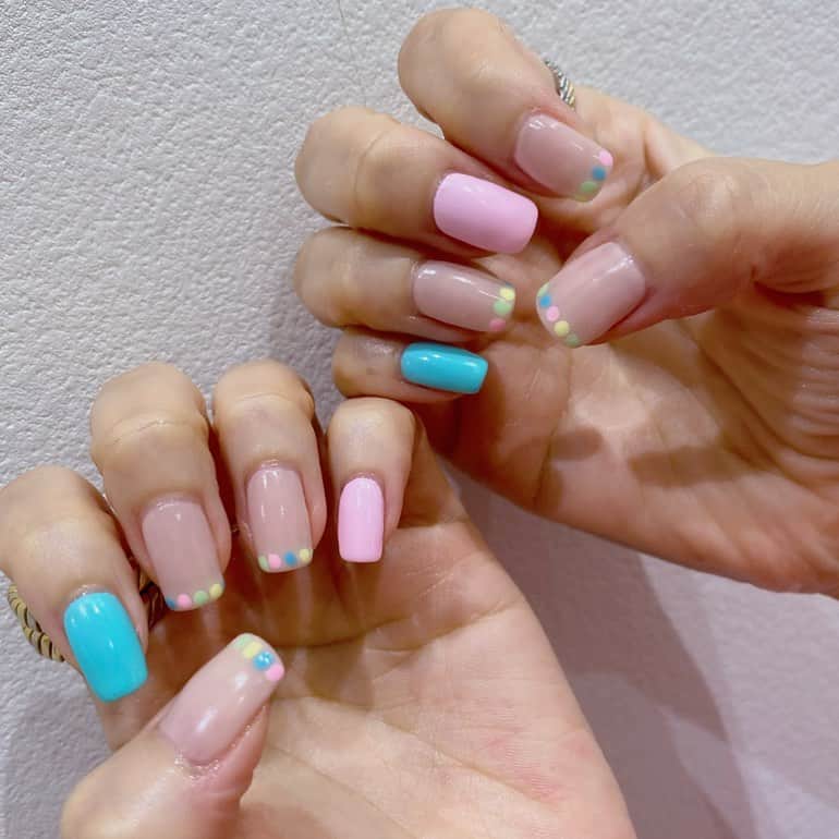 松本亜希のインスタグラム：「・ new nail💅 昨日のストーリーズでネイルが映り込んでて、ネイルをめちゃ褒めてもらえるdmが多くて嬉しかった♡ てか、皆さんそんなすぐ気づいてくれて流石すぎます👏  今回のネイルも最高に気に入っておる。ピンクとブルーはなんか入れたくて、ベージュベースのところは先端に絶妙なカラーの丸を描いてもらった💚🩵🩷  なんか見てるとhappyになるネイルだわ。 summer nail💅☀️🏝️ @corsokiri ちゃんいつも有難う🩷  _________________________ #nail #ネイル #夏ネイル #カラフルネイル#summernail #ネイルアート#ネイルデザイン  #instanail #newnail」