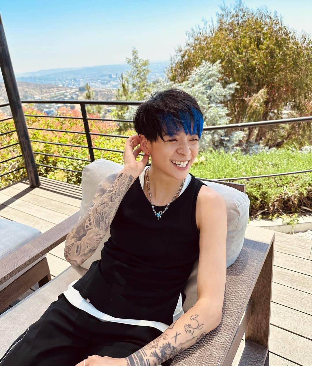 アンバー のインスタグラム：「Go outside and touch grass, its fun☀️」