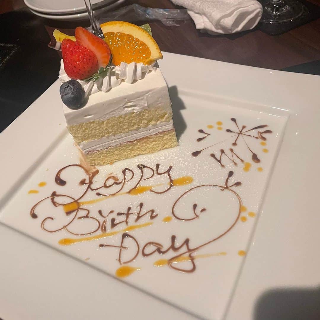 可愛ゆりあのインスタグラム：「誕生日お祝いしていただきました🎂🎉  シャンパンもいただき嬉しいほろ酔い☺️  #バースデー　#バースデーディナー #バースデーケーキ  #誕生日　#誕生日ディナー  #誕生日プレート」