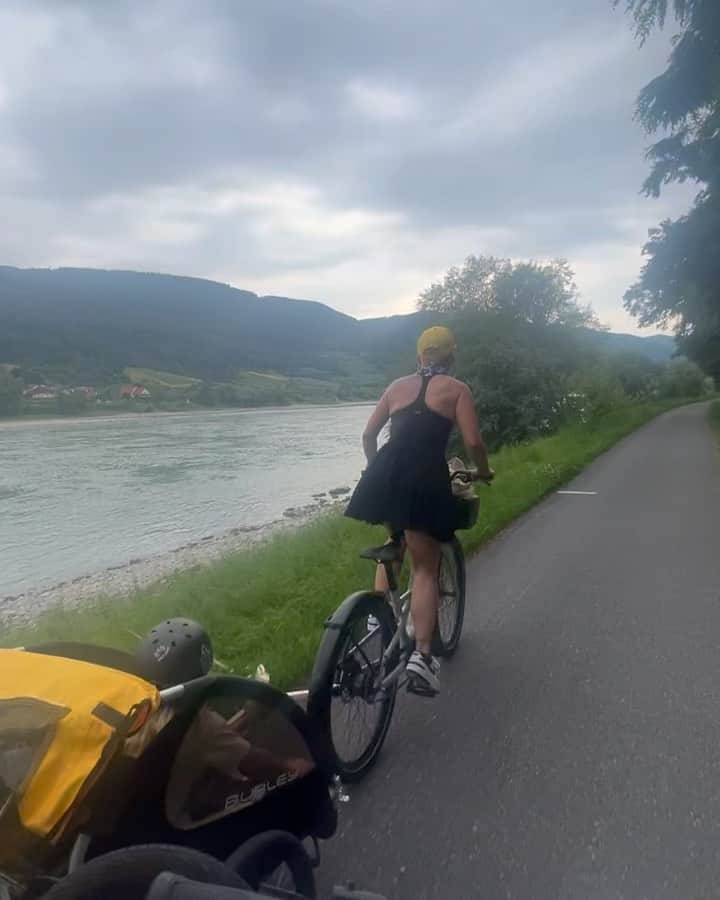 のインスタグラム：「Wachau Valley wine region for a big family 20 mile bike ride through the most beautiful earth we could ever want to traverse. So grateful. 1)video of me pulling Jamo and his bike so he could take a quick Nutella pretzel snack break and ruin his clothes completely before the day even got started. We can’t have nice things. 2) me and my ride or die @reinahidalgo521 who I now call crash (check out her knee) 3) video evidence of my family getting along doing cool things - I hate that I said “ be careful”. And yeah- rentals. 4) Danube River beauty 5) is nice to have an assistant and friend @dollarsignteffi who really takes care of you and knows when you need to be put in the emotional baby carrier. 6) my heart and soul 7) I live here now and make Riesling finally 8) this is where I can be found (I wish) what an incredible day! Thank you Maria and all the ladies - your wines are delicious and my son misses your dog. @winery_fjgritsch thank you for the incredible hospitality. I hope to return the favor someday. 9) meet me in this alleyway 10) roadside small town bubble gum dispenser - genius」