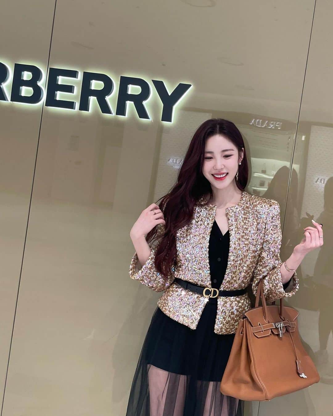 チョン・ヒョソンのインスタグラム：「민혜 불가리 풀셋으로 맞춰서 신났✨ #NETFLIX  #CELEBRITY #셀러브리티 🖤   민혜팀 열일  👗  @ljn9697  💄  @yemingkki  @2ssu_ouioui @makeup_g.yooung  💇🏻‍♀️ @harini_ouioui  @areum_ouioui @__bbini」