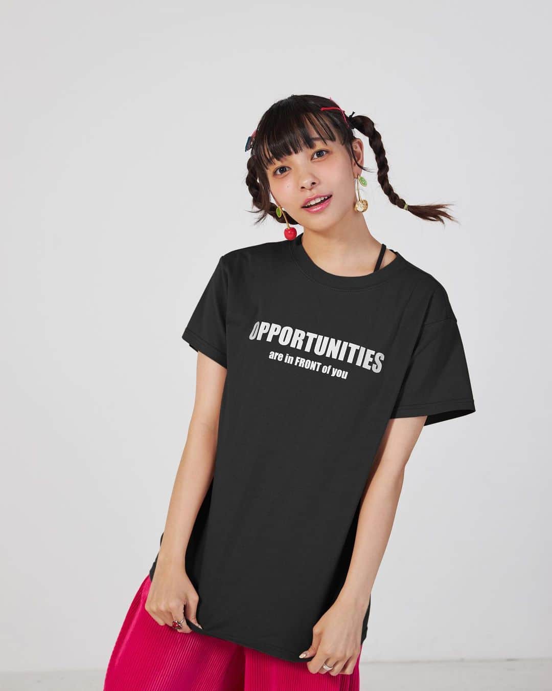 ジェニーのインスタグラム：「【報告】 この度、洋服をプロデュース させて頂きました!!🥳🎉✨  ニ品目は『Tシャツ』🥹💕  今回のテーマ 「OPPORTUNITIES are in FRONT of you」 がのってるんだぁ☺️  1️⃣OPPORTUNITIESというのは 機会、チャンスという意味があって 文全体だと、 「チャンスはいつも目の前にある」 という意味になるの🔍  2️⃣私は洋服はただのオシャレだけでなく 自分のアイデンティティを表現するもの  自分がどうありたいか どう過ごしたいか  一瞬一瞬を変えてくれるものでもあると思うの  3️⃣だから自分を変えるチャンス、選択肢は いつも目の前にあるんだよ だからそれを掴みなっっっ  という意味が込められたテーマ そしてTシャツなの笑  4️⃣ちなみに色はカッコよくチャコールと 白生地にブラウンめのロゴにの2種類  5️⃣シンプルデザインだから どんな系統にも合うよねd( ˙꒳​˙d )  6️⃣サイズは気持ち少し大きめ！ 何より生地感が少し厚めでしっかりめ！  だけど夏ってことで少し薄めにもした 中間的な素材になっておりやす( ˙꒳​˙ )  女性はMサイズ 男性はLサイズ （私が着てるのもMサイズ身長157cm）  FRONT ROW by UUUMのサイトにて 7月10日(月)まで受注販売してるよ！ まだまだあるからまた投稿するねー！」