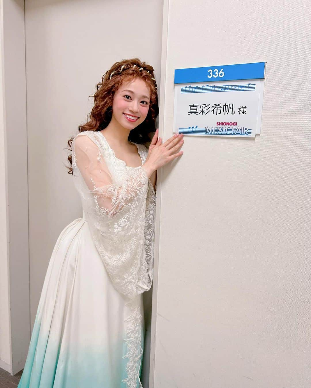 真彩希帆のインスタグラム：「みなさま、おはようございます😌🫧  昨日放送された フジテレビ『MUSIC FAIR』の中で  舞台で歌うより一足お先に、大好きな 「you are music」を #城田優 エリックさん @yu_shirota と歌わせて頂きました🫧  幻想的で美しいセットの中で 素晴らしいオーケストラの皆様の演奏に身を委ね歌う機会...  本当に心地よく、安心した気持ちで臨むことができて 舞台に立つ想像も更に広がりました☺️✨  見てくださった皆様、本当にありがとうございました🩵🫧  #德永英明 さん　#スキマスイッチ の #大橋卓弥 さん、#常田真太郎 さん  そして #仲間由紀恵 さんにお会いし お話しさせていただいたことも本当に感動でした🥹✨  『ファントム』稽古も半ばを過ぎ、舞台まで残りわずか！！ あと何回通したり、お稽古できるのかということをどのお稽古場でも考えますが  私自身も、今回どんな世界になるのだろう😳とドキドキワクワクしています。  頑張るぞー！！！💓  #フジテレビ  #musicfair  #らららミュージックフェア🎻🎷  #気づいたら7月😳☀️ #はやい #暑い❤️‍🔥  #真彩希帆」