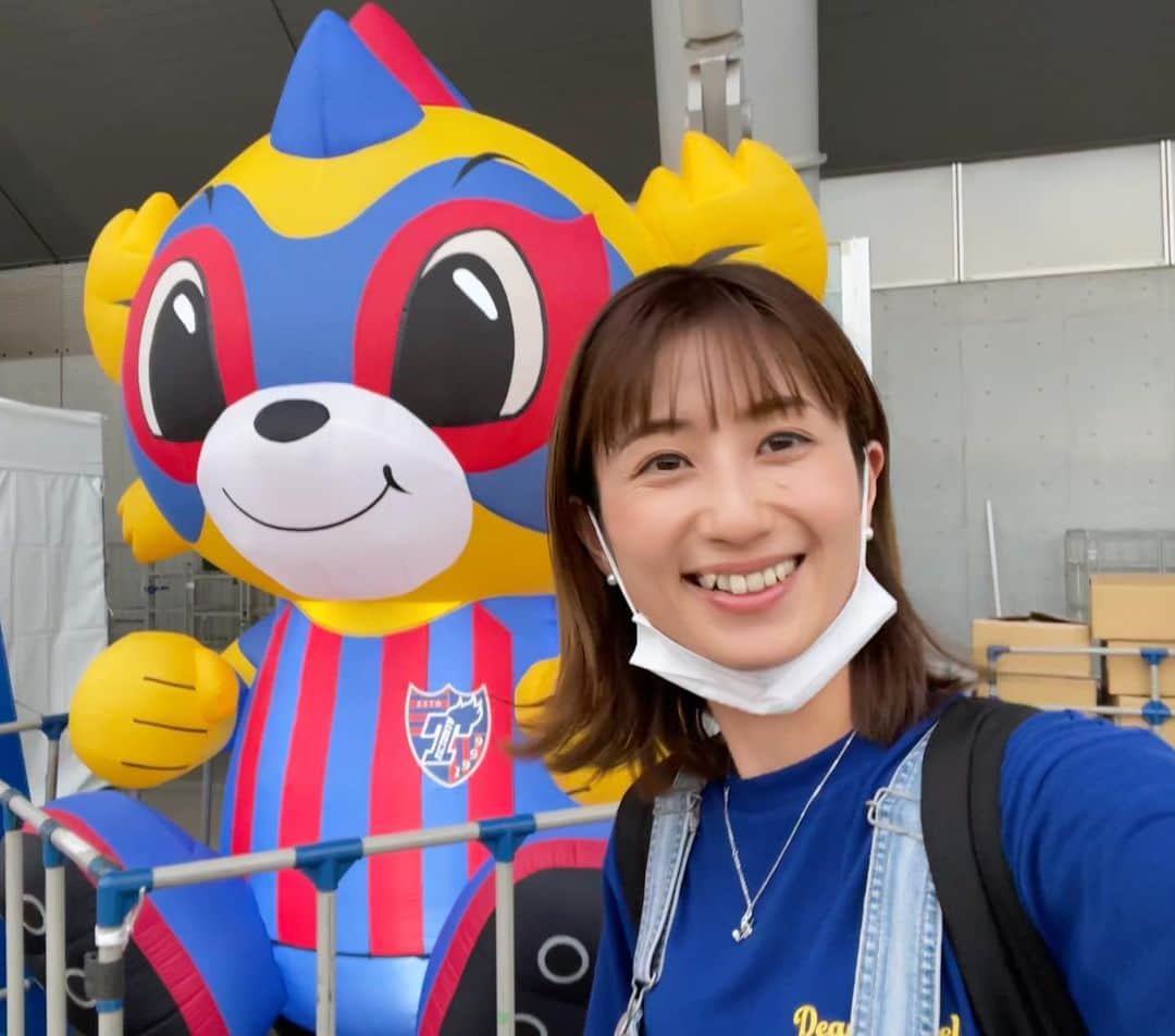 河村唯（うめ子）のインスタグラム：「FC東京を応援しに、 味スタ行ってきました✨ J1の戦い...すごかった😱!!華麗で、麗しいまでありました✨サッカー観戦、おもしろい！！✨  途中、 チャント(サマーライオン)が聞けたし、 FC東京勝ったし、感動で 最高の日になりました！  サポーターしてるゆりかちゃん...かっこいいなぁ✨✨アテンドもしてもらっちゃいました😭✨ありがとう！✨😭✨  結構浮かれて、 東京ドロンパくんと自撮り。 あぁ、可愛い。 ドロンパくん、やっぱりかわいい。今回、圧倒されて終わったけども🤣次行ったら、グッズ買おう。  #FC東京 #サッカー　#J1 #味の素スタジアム  #東京ドロンパ　#チャント  #サマーライオン　#アイドリング」