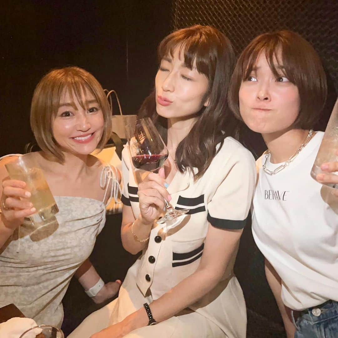 柑谷あゆみのインスタグラム：「3人同じパーソナルジム @u_gym.official  で鍛えてます💪💪💪 スタイルめちゃくちゃいい2人を目指してもっと頑張ろ🏋️  みっひー先月お誕生日おめでとう♡  #筋トレ女子 #パーソナルトレーニング  #赤ワインが好き #誕生日おめでとう」