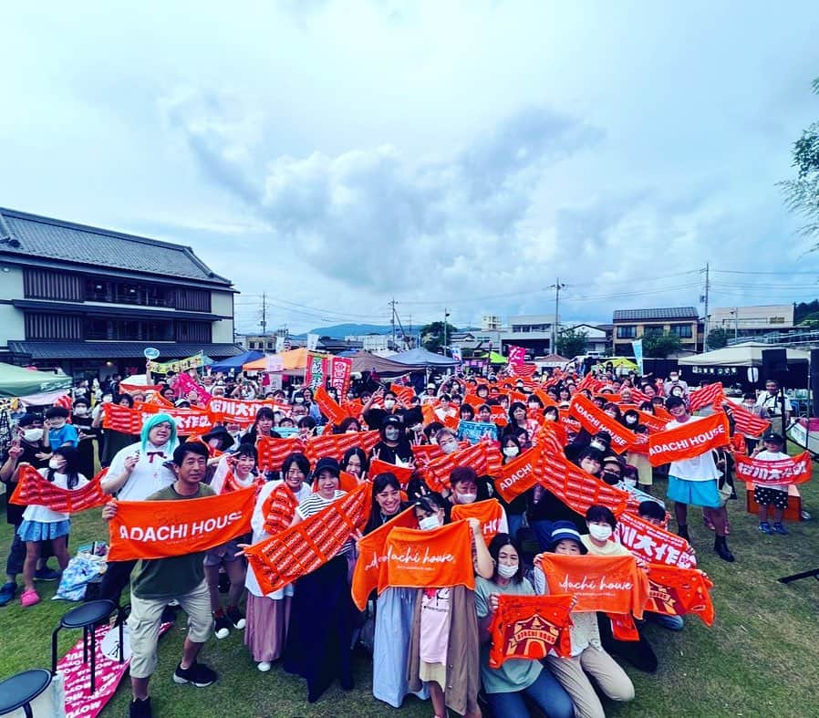 安達勇人さんのインスタグラム写真 - (安達勇人Instagram)「『門フェス』 二日間本当に沢山のご来場誠にありがとうございました😊✨ LIVEはもうフェスみたいでした✨ 最近本当ファミリーが日に日に増えてくれていてそんな老若男女の皆さんが泣いて笑って肩組んでる景色を見てなんだか昨日胸がいっぱいになりました💓 沢山の愛をいつもありがとう✨ 今回LIVEと、イベント総合プロデュースを させていただきました！ 台湾の方々、地元の方々が一緒に国境を越えて作り上げる空間！ 食も音楽もクラフトも最高でした✨ 台湾、笠間、そしてかさまち考をこれからもよろしくお願いします☺️ これからもこの笠間市に沢山の歴史をつくったり、沢山の方々と、地元笠間市の皆さんと一緒に動かしていきたいと思います！  次は笠間の夏を作りにいきます！ 笠間納涼盆踊り花火大会！  みんなで今年も忘れられない夏にしましょう☺️✨  では今日はAYHファッションとADACHI HOUSE  DRIVE IN盛り上げてきます🌈🔥  #門フェス  #安達勇人  #笠間  #笠間市」7月2日 11時23分 - yuto_adachi_official