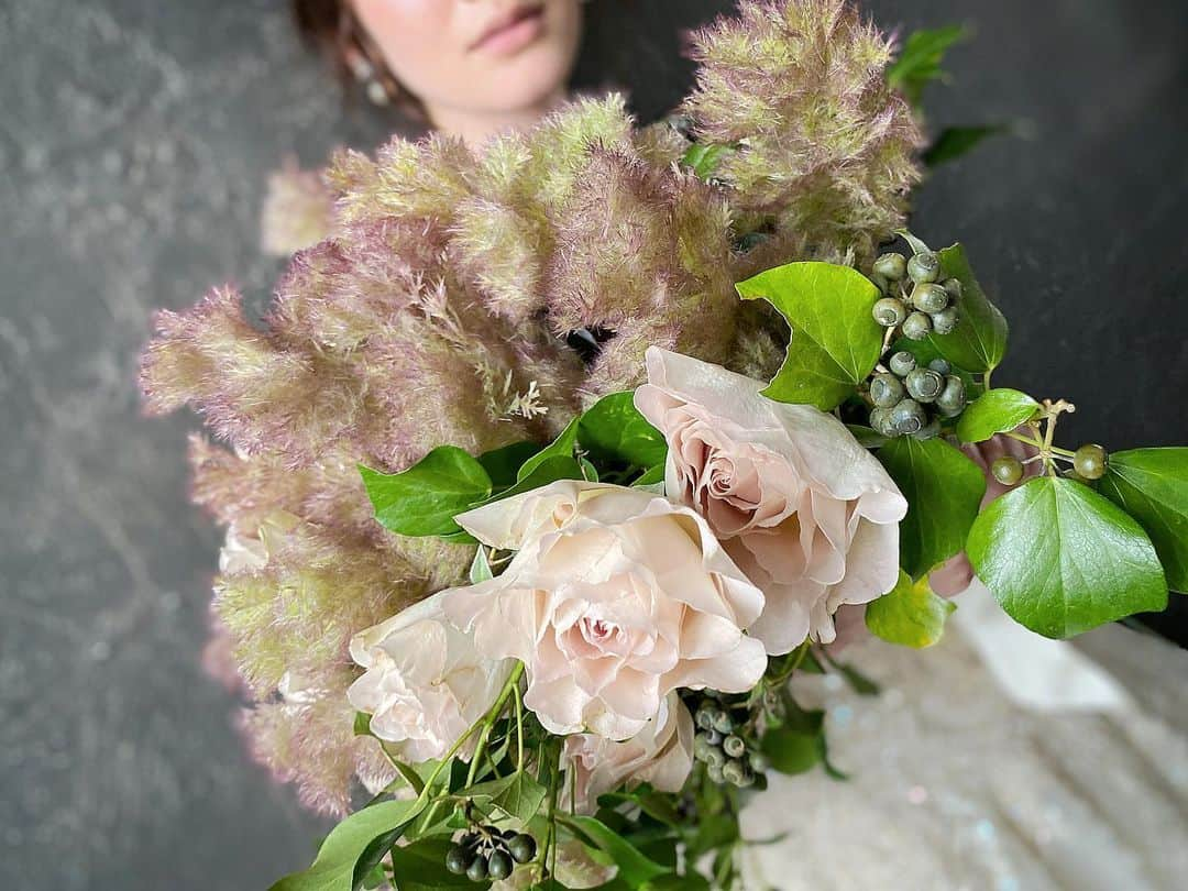 ハツコ エンドウさんのインスタグラム写真 - (ハツコ エンドウInstagram)「＊  A by Hatsuko Endo Shooting_  Bouquet_ @ardoise1986   #hatsukoendo  #hatsukoendoweddings #hatsukoendobeauty #abyhatsukoendo  #wedding #dress #hair #makeup #bridal #photo #shooting #bouquet  #ardoise #ハツコエンドウ #ハツコエンドウウェディングス #ウェディングドレス #エーバイハツコエンドウ #新作 #ブライダル #ビューティー #ヘアメイク #撮影 #プレ花嫁 #日本中のプレ花嫁さんと繋がりたい #ブーケ #生花 #アルドアーズ」7月2日 17時00分 - hatsuko_endo