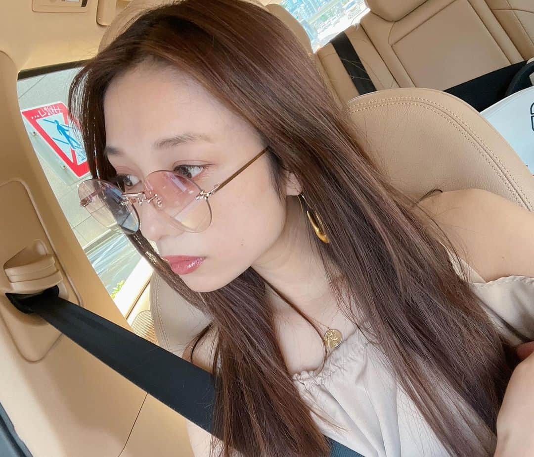 広瀬未花のインスタグラム：「最近はバタバタしていて インスタの更新がなかなか出来てませんでした💦 7月は皆さんにお知らせもあるので、お待ち下さい♪  そして、最近はカラーレンズでピンクのグラデーションをよくつけてる💓  グリーンとブルーも眠っているので、今年はかけてみようかな♪」