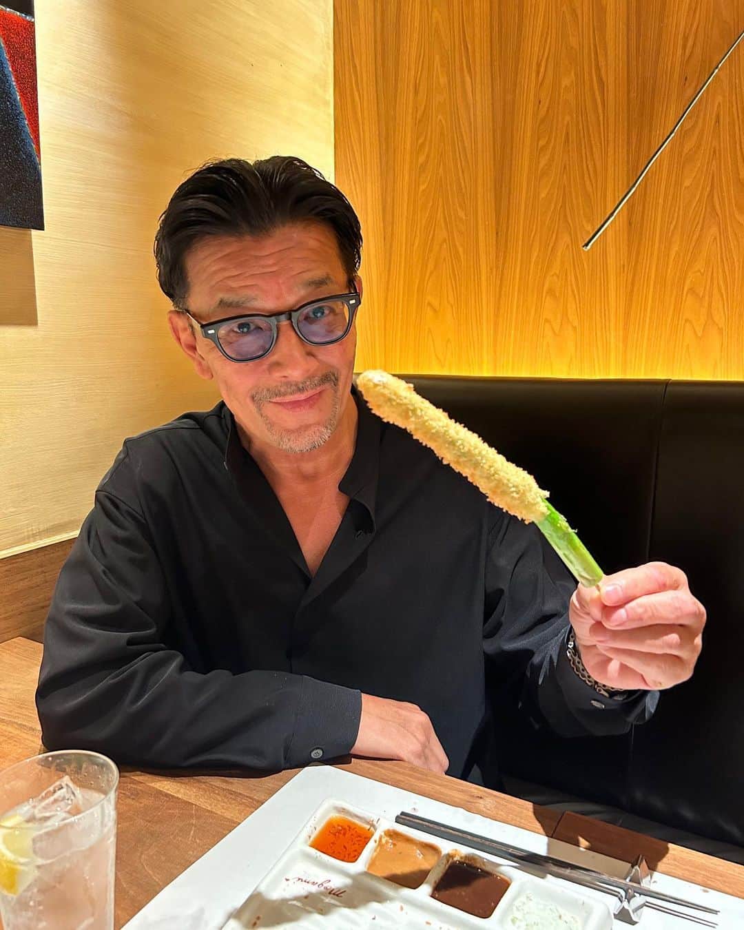 のインスタグラム：「先日、久しぶりにスタッフと一緒に銀座にある串揚げの“串処 最上”さんへお邪魔して来ました！ 旬なネタを豊富に取り揃えた本場大阪の衣の薄い串揚げがデラうまでした！ 最高！  The other day, I went to Kushidokoro Mogami, a deep-fried skewers restaurant in Ginza, Tokyo, for the first time in a while! We have plenty of seasonal ingredients, and the thinly battered deep-fried skewers from Osaka were "Dera-uma“! Awesome!!  #串処最上 #串揚げ #串カツ #銀座 #銀座グルメ #ginza #Tokyo #バラさんの日常🌹 #バラさんオススメグルメ🌹」