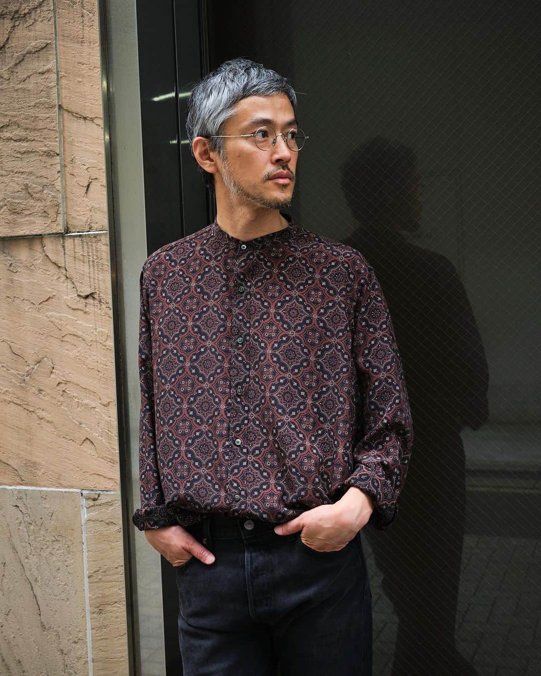 のインスタグラム：「. ⁡ ÉDIFICE ORIGINAL  パターンデシン スタンドカラーシャツ ⁡   Pants: ¥16,500 入荷予定：8月中旬 ⁡ ⁡ フランスのヴィンテージウェアに見られるナイトシャツ（就寝用の衣服）をデザインのベースに作成されたバンドカラーシャツ。 ⁡ 最大の特徴は使用している素材にあります。 レディースブランドでも採用されるような滑らかさ、独特のとろみが大人の "色気" を醸し出す雰囲気抜群のファブリックは、シルクのような肌触りとドレープ感を併せ持ったポリエステル生地。 着用時の肌触りは抜群で一般的なシャツとは一線を画す快適な着心地です。 ⁡ また、ポリエステル素材ならではのケアの手軽さもポイントの一つ。 アイロンがけなどは不要と言っていいほど形態回復性に優れており、シャツにありがちな着用にあたっての手間を感じないストレスフリーさも魅力です。 ⁡ シルエットに関しても素材を最大限活かすことができるリラックスフィットを採用。 極端に肩は落とさず袖を長めにとることで、子供っぽく見せずに肩の力が抜けたムードを表現できる秀逸なバランスです。 ⁡ ⁡ ⁡ ⁡ AUTUMN / WINTER 2023 予約10%OFFキャンペーン at BAYCREW’S STORE(オンラインストア) ⁡ 6.22.thu 12:00 — 7.2.sun 23:59 ⁡ ⁡ ⁡ #edifice #ÉDIFICEORIGINAL  #2023aw」