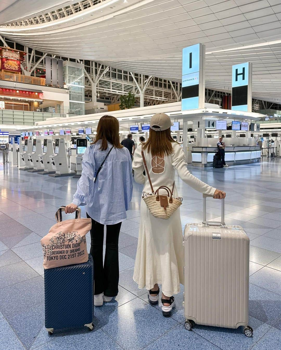 RIEさんのインスタグラム写真 - (RIEInstagram)「【 韓国旅行記 ✈︎ @kto.japan 】 ⁡ 初めて深夜便を利用して渡韓したのですが✈️🇰🇷 1日目から時間を有意義に使えて入国審査も並ばない👌🏼 体力勝負ではありますが、 会社員に全力でおすすめできる〜🌏⸝⋆  ⁡ 今回は韓国の免税手続き方法について紹介💸 レシートを捨ててしまったり帰り際にバタバタしてて 意外にも忘れて損してしまっている人が多いのが免税💰 ⁡ そもそも免税とはTAX FREEという表示があるお店で 30,000ウォン以上の支払いをすると 税金を払い戻ししてくれる制度💸 買い物している人ほど戻ってくる金額は大きいです🎖️ ⁡ ちなみにオリーブヤングでは3万₩以上購入で パスポートを提示するとレジにて 免税手続きをしてくれるよ🫒  他にもその場でやってくれるお店などもあるみたいなので ショッピング中のパスポートは忘れずに🩵🤍 ⁡ 仁川空港や金浦空港の出国ゲート手前にある 機械(青色のキオスク)で手続きするした上で 出国ゲートを通過→出国審査をしてから カウンターでスキャンしたパスポートを提示すると 現金(ウォンor日本円)で払い戻しができます💸 ⁡ ちなみにレートにもよりますが、近々渡韓予定があるよ という方はウォンでの免税の方がお得かも？🫶🏼 ⁡ ⁡ ぜひこれから韓国に行く予定の方は ［保存］して忘れないようにしてみてください✍🏼 ⁡ ⁡ その他、韓国情報はこちら👇🏼 🇰🇷 #rietabi_korea ⁡ ⁡ ⁡ ⁡ #韓国旅行 #韓国女子旅 #韓国旅行記 #渡韓レポ #韓国情報 #韓国旅行情報 #免税手続き #タックスリファンド #韓国ショッピング #韓国免税 #スーツケース #キャリーケース #空港コーデ #空港ファッション #機内コーデ #羽田空港 #TAXREFUND #paris64 #paris64world」7月2日 16時55分 - rie_tabi