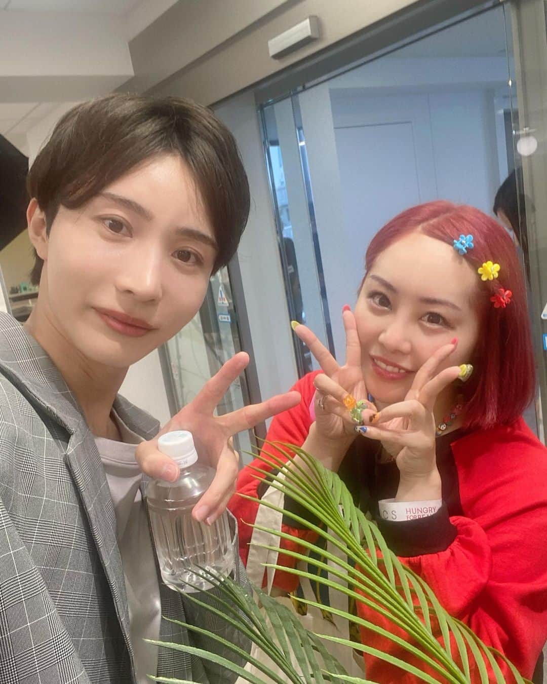 AD久保田（久保田樹里）さんのインスタグラム写真 - (AD久保田（久保田樹里）Instagram)「2023.7.2 UNLICSさんイベント  @senakurumatani さん  喉大変なのに めちゃ話しかけてしまい 申し訳ない気持ち😢  神対応して頂き感謝です。  お身体ご自愛ください✨✨  知らないお姉さんが 気さくに話しかけてくださり、 絶賛人見知りだったけど 楽しかった😆笑  推しは今日もダントツ 美しかったス‼️  セナ君もテレサも引き続き 応援してます。  さて、明日はもはやリハビリに近いwwパーソナル🤛 先生の幸せオーラと鬼マインドで 早急に対処希望。笑  毛量やばい💇笑笑 痩せよ…笑笑🐖  #車谷セナ  #unlics  #推し活  #ヲタ活  #久保田樹里 #ad久保田  #コスメマニア　 #アラフォー女子」7月2日 16時58分 - juri591220