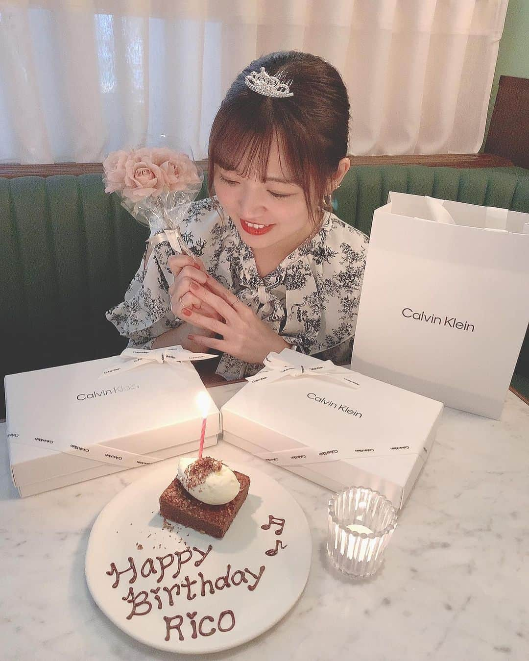 Riicoのインスタグラム：「💐👸🏻 ・ お友達がサプライズでお誕生日のお祝いしてくれたぁぁあ🎂💜👑 ケーキプレートに、ティアラとミニブーケまで用意してくれてた♡ㅠㅠ そして お友達からのプレゼントもまさかのCKでびっくり！😭🤍 おかげさまでいま部屋の中がcalvin kleinで溢れてる🤣🤍笑 本当に本当にありがとう！！！ㅠㅠ 持つべきものは友！友情一生！ 幸せだぁぁあ😭🫶🏻💜💜💜 #birthday #お祝い　#おしゃれディナー  #サプライズ」