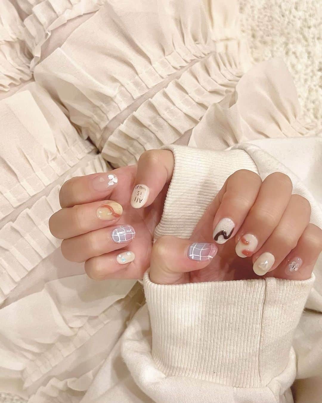 愛内みさのインスタグラム：「repost♡ @_shochan0611   好きなもの詰め込んだしょちゃんnail♡  ショートネイルさんにもおすすめ☺️  いつもありがとうございます🌼  #ショートネイル #中目黒ネイルサロンchiconail  #チェックネイル #ガーリーネイル #中目黒ネイルサロン」