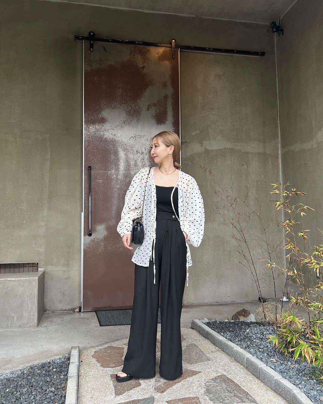 Re:EDIT OFFICIALさんのインスタグラム写真 - (Re:EDIT OFFICIALInstagram)「おはようございます☀︎ 昨日は久しぶりにゆっくりした休日でした🍰☕️  夜は旦那さんが釣ってきてくれた鯵で、🎣久しぶりに南蛮作り。 お酢を効かして酸っぱめに。  子供達も大好きなので、喜んでくれました🤭 👨ありがとう👏  今日は朝から掃除、洗濯4回回して🧺 京都までお出かけしてきます♪  👧🏻は友達とUSJ。👩は受験生なので塾に。 家族で出かける事が少なくなってきて寂しいけど、これも成長なのかな。  皆さま良い休日をお過ごしください✨  #カフェ #カフェ巡り #ootd #コーデ #今日のコーデ #ママコーデ #ママファッション #大人カジュアル #大人ファッション #骨格ウェーブ #シャツコーデ #fashion #シンプルコーデ」7月2日 11時33分 - reedit_official